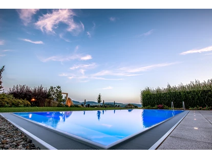 Wellnessurlaub - Day SPA - Knotzberg (Neukirchen am Walde, Natternbach) - Infinity-Außenpool im großzügig angelegten Wellnessgarten mit Panoramablick  - Landrefugium Obermüller | 360 ° Glück | 4,5 Sterne