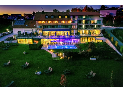Wellnessurlaub - Day SPA - Knotzberg (Neukirchen am Walde, Natternbach) - Herrlicher Ausblick über die deutsch-österreichischen Kammzüge - von unserer Terrasse, Sauna, Hallenbad, Liegewiese aus! - Landrefugium Obermüller | 360 ° Glück | 4,5 Sterne