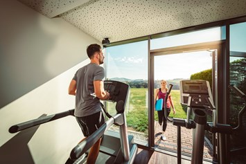 Wellnesshotel: Fit und aktiv bleiben - Kleiner Fitnessraum 7-22 Uhr geöffnet - Landrefugium Obermüller | SPA & Naturresort | 360 ° Glück | 4,5 Sterne