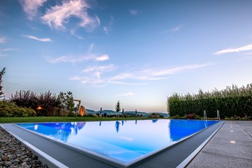 Wellnesshotel: Infinity-Außenpool im großzügig angelegten Wellnessgarten mit Panoramablick  - Landrefugium Obermüller | SPA & Naturresort | 360 ° Glück | 4,5 Sterne
