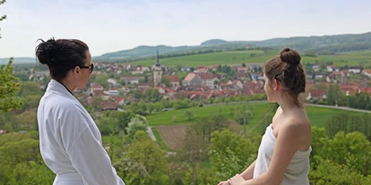 Wellnessurlaub - Whirlpool - Bad Kissingen - Weitblick aus dem Wellnessbereich - Wellness-Wohlfühlhotel Sonnentau
