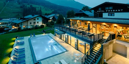 Wellnessurlaub - Ladestation Elektroauto - Eden (Glödnitz) - Aussenpool Dämmerung - Evident Hotel Prägant****