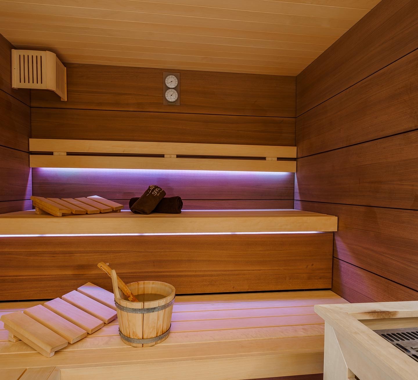 Wellnessurlaub - Parkplatz: kostenlos beim Hotel - Hotelzimmer mit finnischer Sauna und Whirlpool in der SPA VILLA in Wingerode - SPA VILLA Hotel, Private Spa & Day Spa