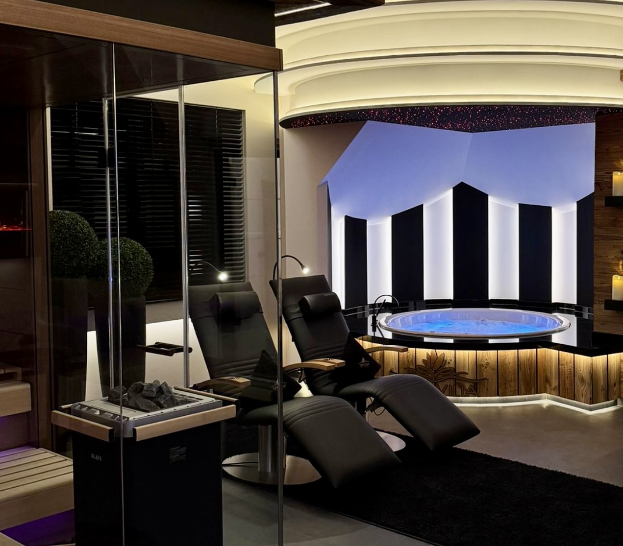 Wellnesshotel: Luxus-Loft, Hotelzimmer auf zwei Etagen mit Pool, Sauna, Küche, Schlafzimmer, Wohnzimmer, Terrasse, Ferienwohnung der SPA VILLA in Thüringen - SPA VILLA Hotel, Private Spa & Day Spa