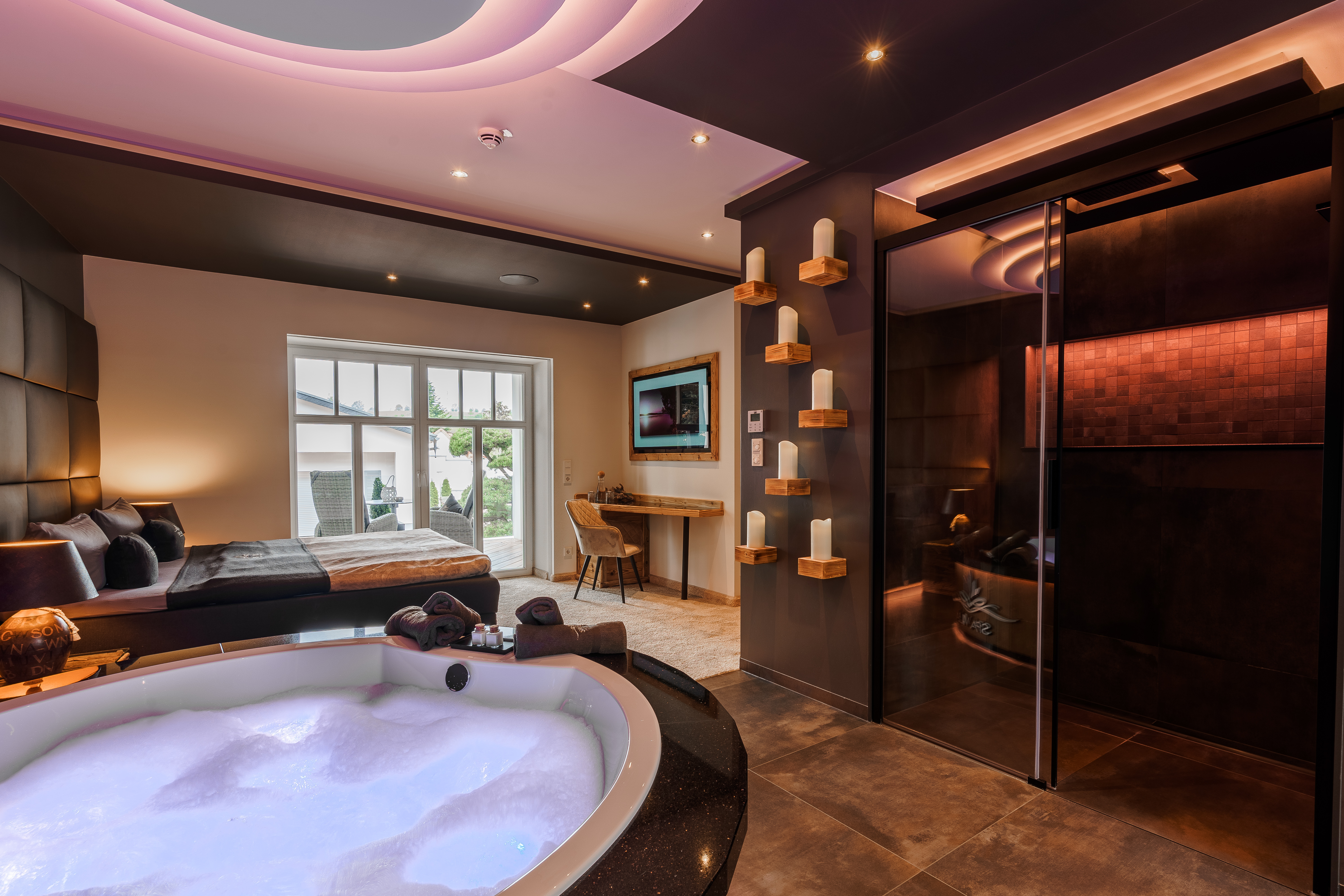 Wellnessurlaub - Parkplatz: kostenlos beim Hotel - Luxus-Suite, Hotelzimmer ,,Rosentraum'' mit Whirlpool und Infrarotsauna zur privaten Nutzung in der SPA VILLA in der Mitte von Deutschland, PrivateSpa, DaySpa - SPA VILLA Hotel, Private Spa & Day Spa