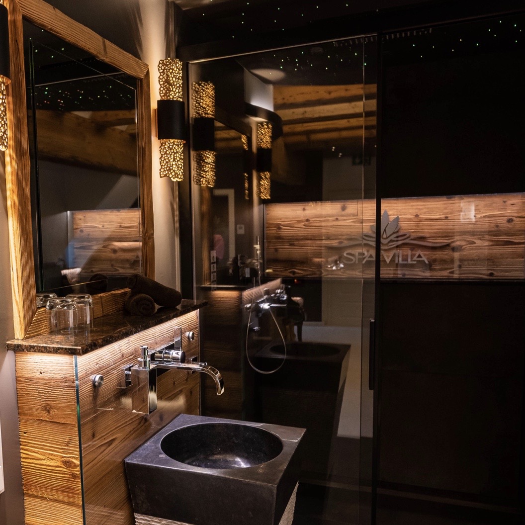 Wellnesshotel: Luxus-Spa-Suite Exklusiv mit rundem Whirlpool, Infrarot-Wärmestühlen, Erlebnisdusche, Ambienteeinstellung, SmartTV, Terrasse mit Strandkorb - SPA VILLA Hotel, Private Spa & Day Spa