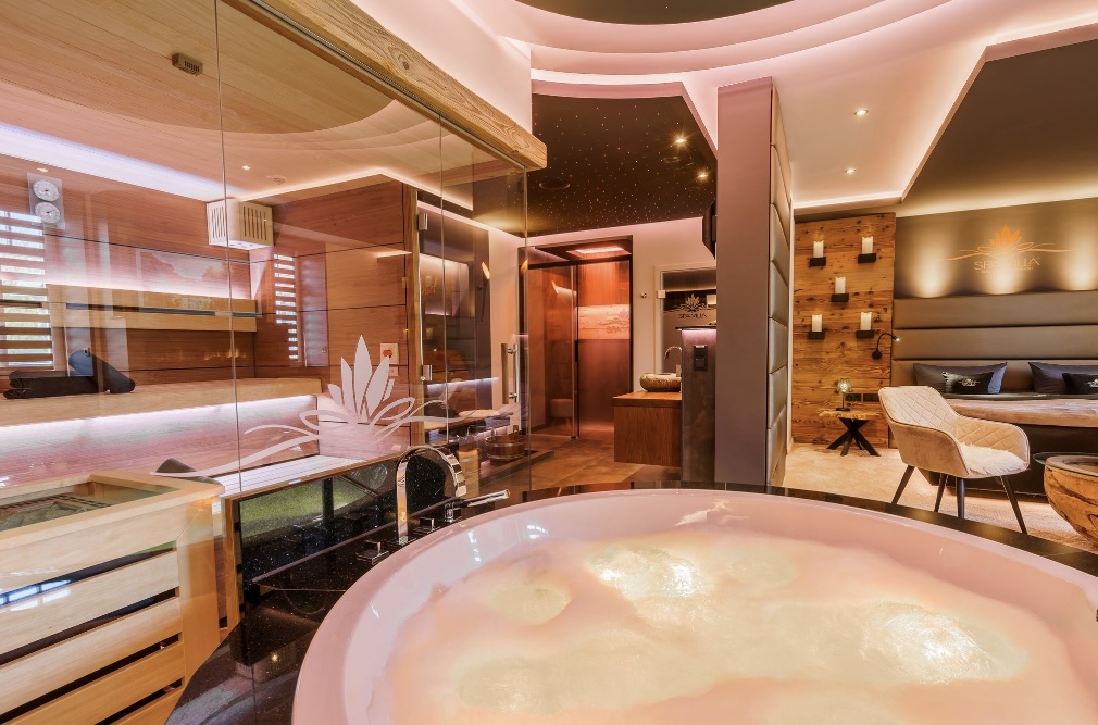 Wellnesshotel: Hotelzimmer mit privatem Spa, Whirlpool mit Unterwassermusik, finnischer Sauna, Kneipp-Fußbad, Farblicht, Klimaanlage, Kaminfeuer, Erlebnisdusche in der SPA VILLA - SPA VILLA Hotel, Private Spa & Day Spa