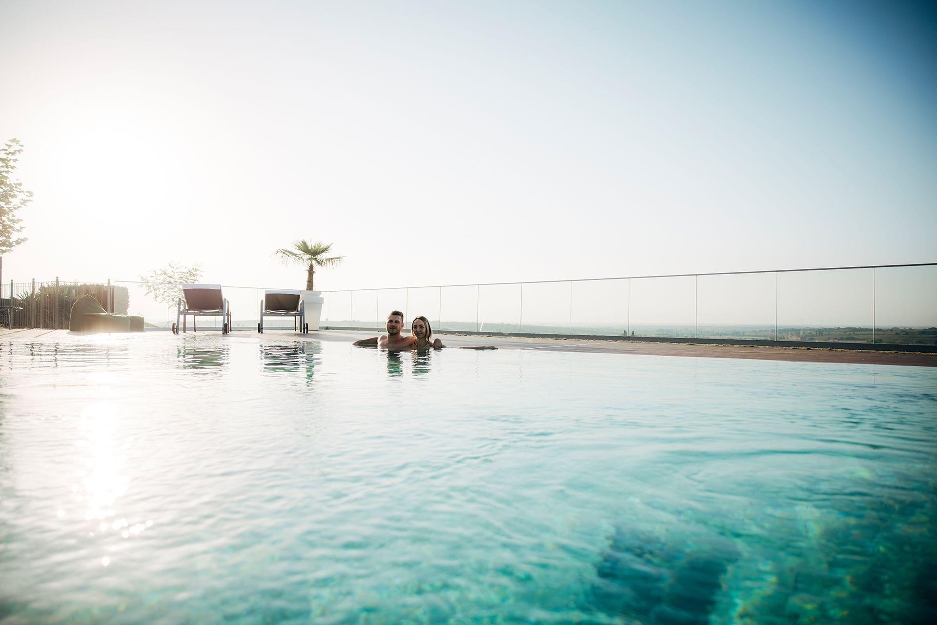 Wellnesshotel: Pool im Sonnenaufgang - Leinsweiler Hof