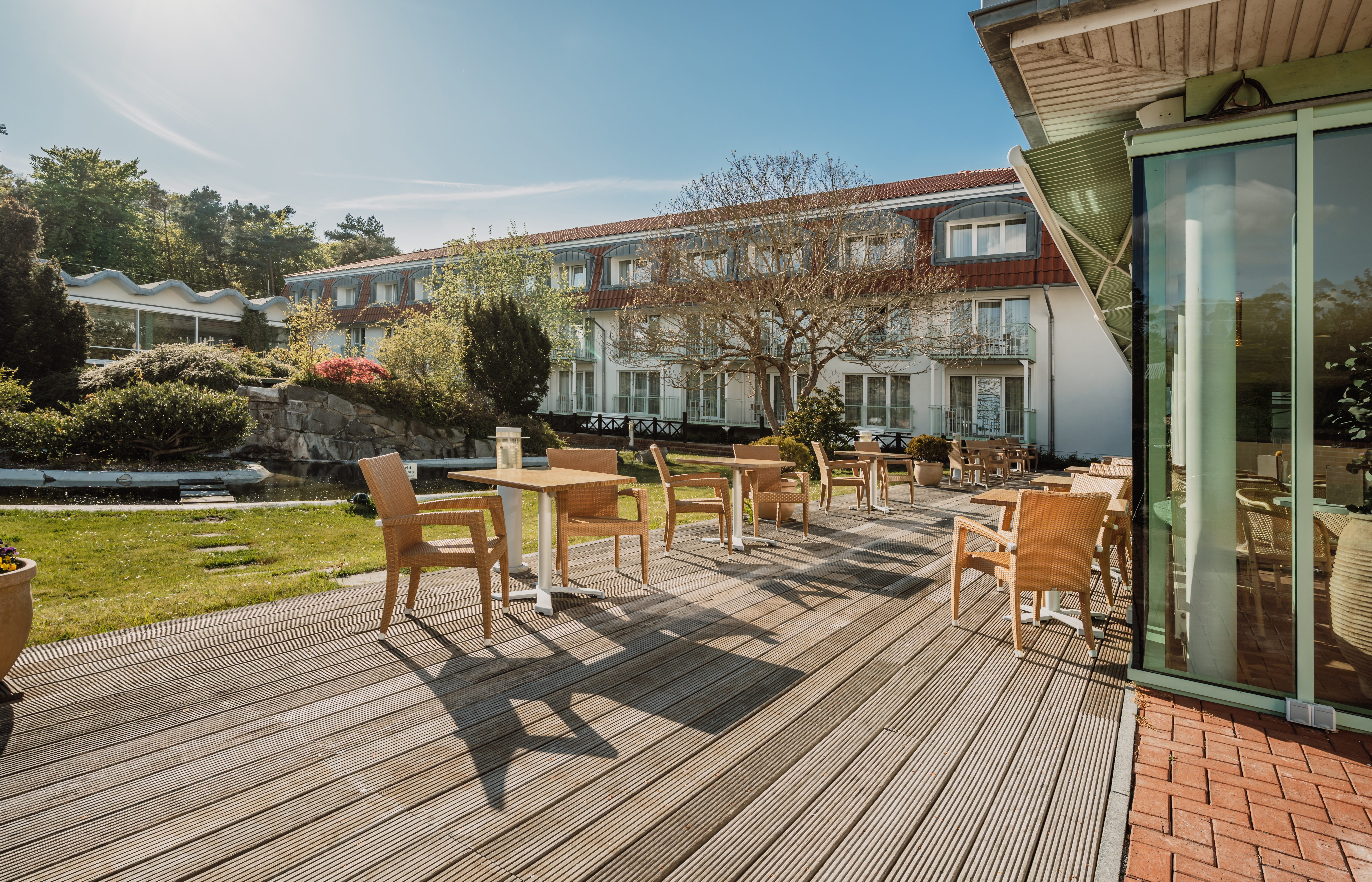 Wellnesshotel: Sommerterrasse - IFA Graal-Müritz Hotel & Spa - Kulinarik | Restaurant