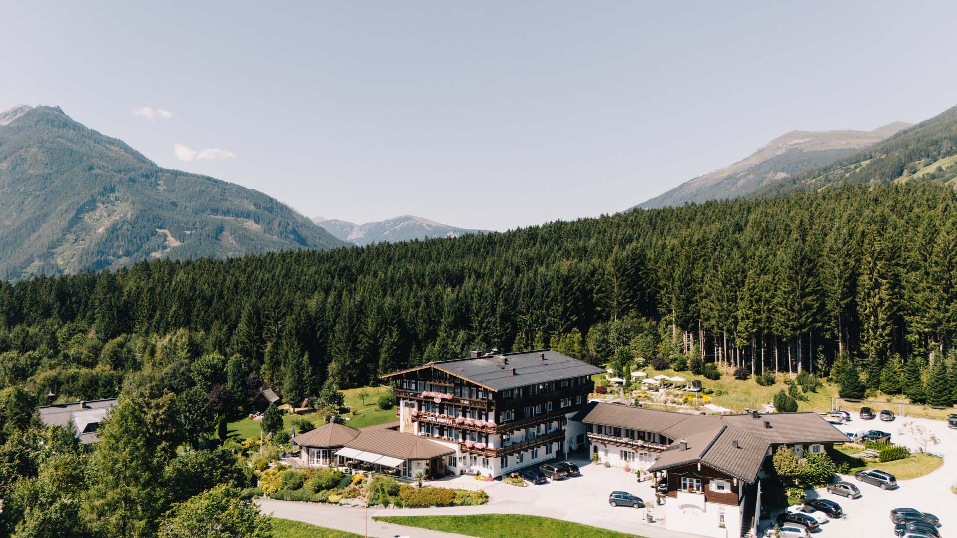 Wellnessurlaub - Weissach (Kufstein) - Ferienhotel Hubertus aus der Vogelperspektive im Sommer - Hotel Hubertus