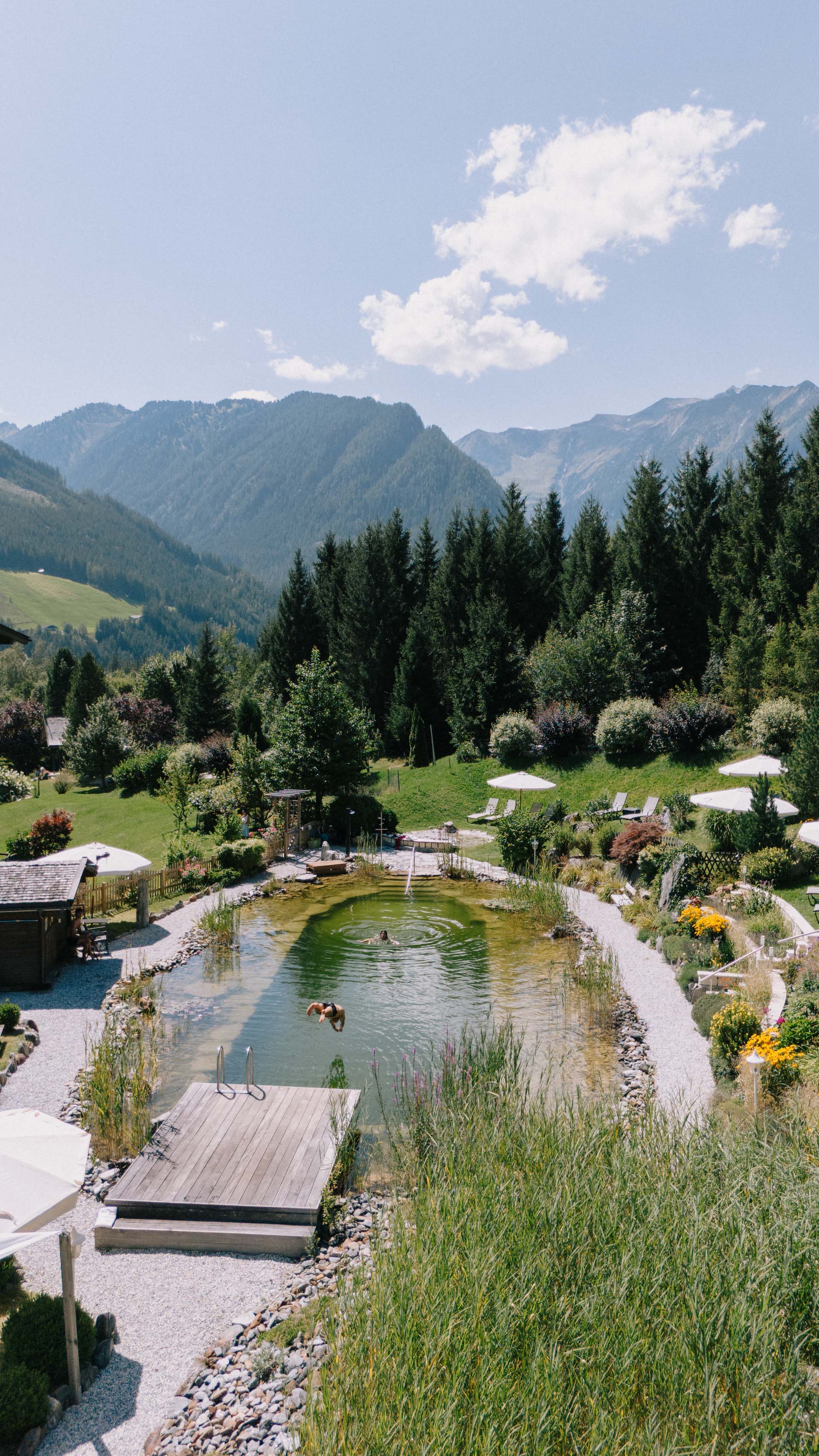 Wellnesshotel: Großer Naturbadeteich im Garten - Hotel Hubertus