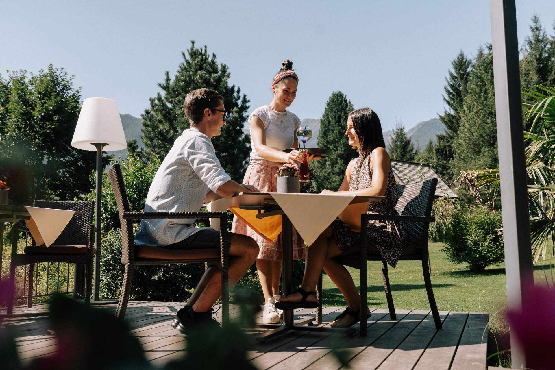 Wellnesshotel: Leckere Speisen & erfrischende Getränke im Restaurant in der warmen Sommeronne - Hotel Hubertus