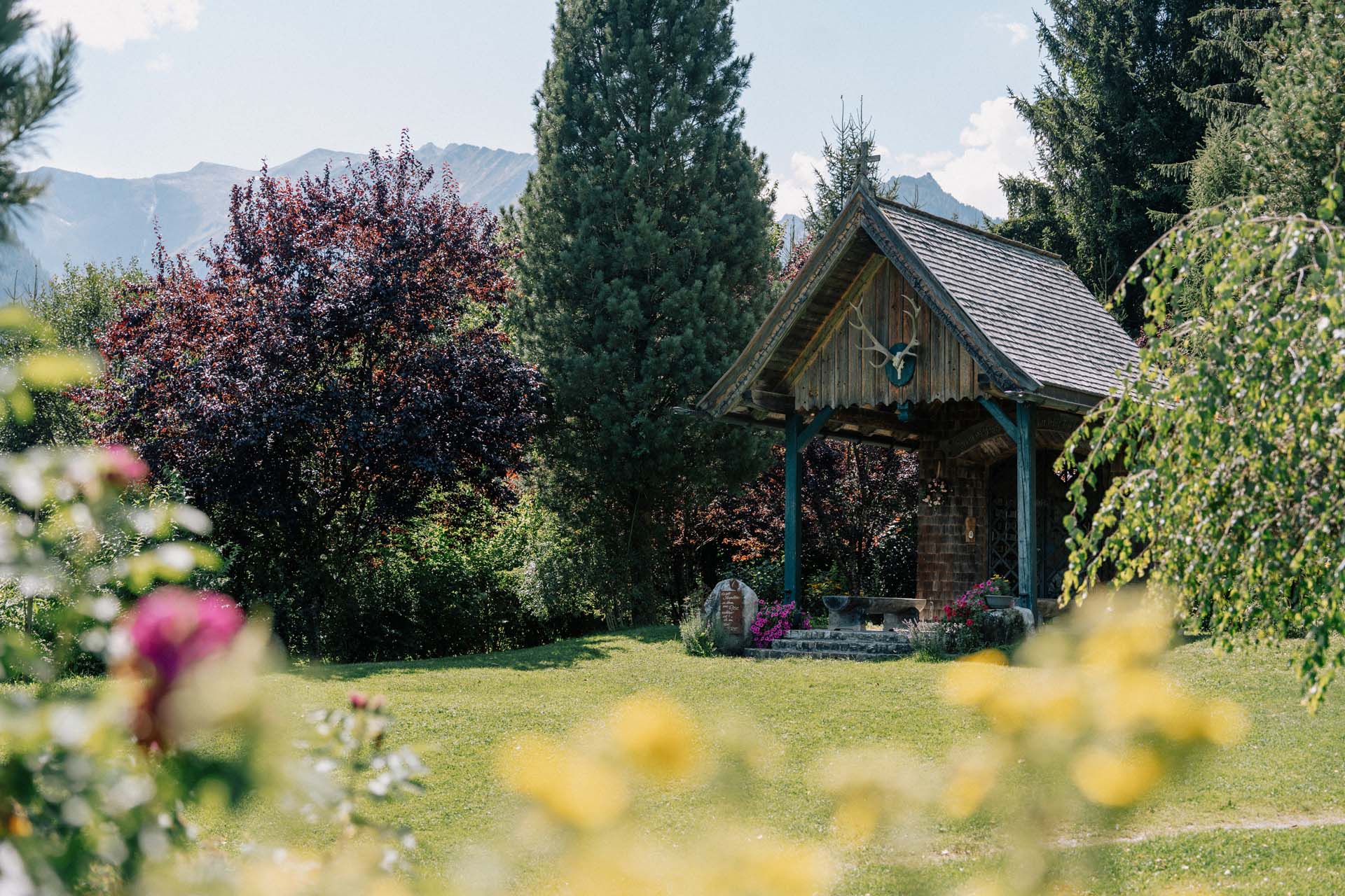 Wellnesshotel: Großer, blühender, alpengrüner Garten - Hotel Hubertus