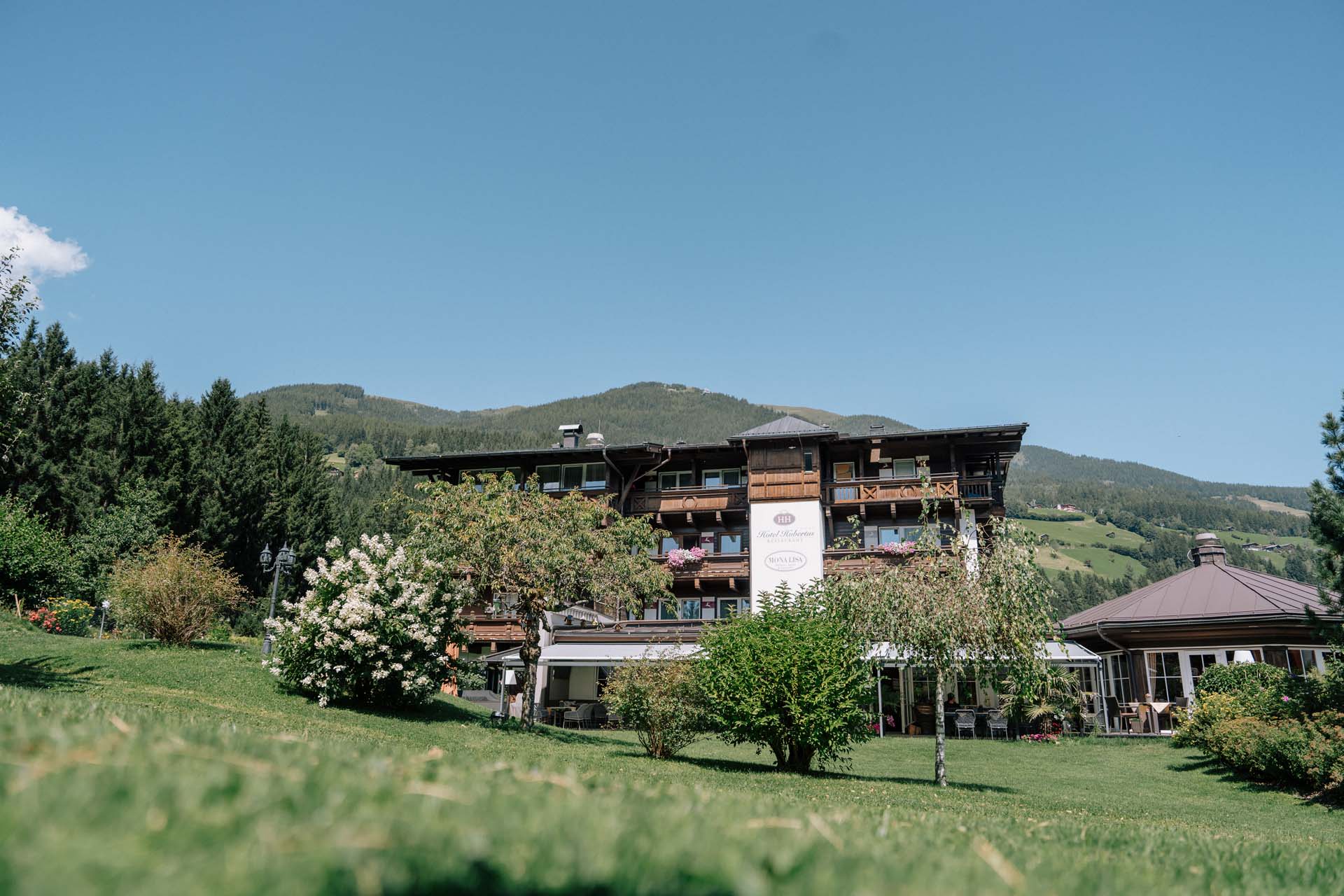 Wellnesshotel: Hotel im Sommer vom Garten aus fotografiert - Hotel Hubertus