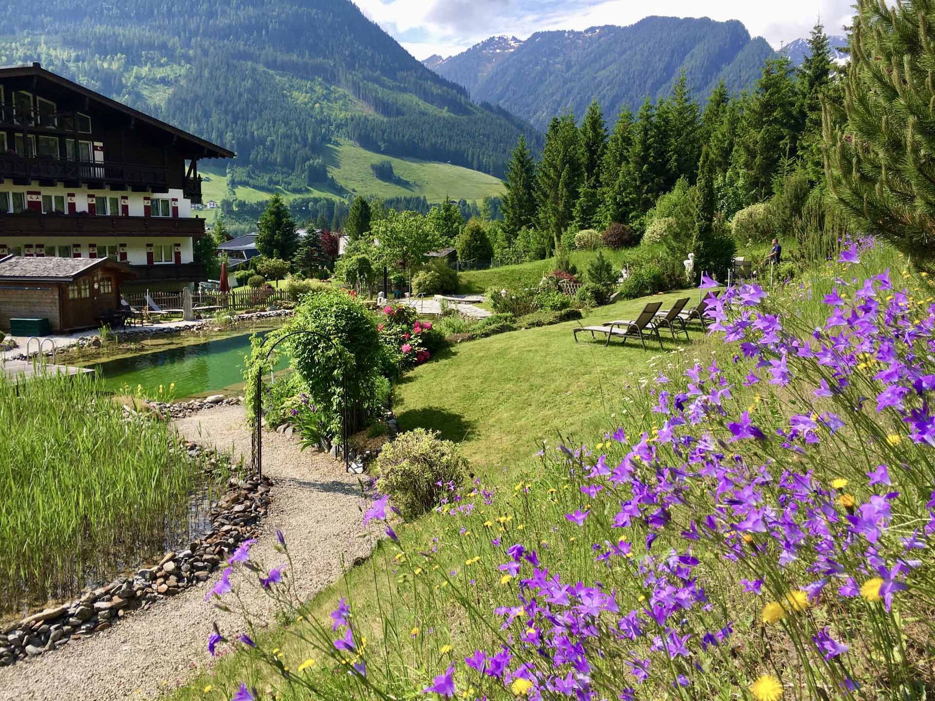 Wellnesshotel: Blühende Blumen im Hotelgarten - Hotel Hubertus