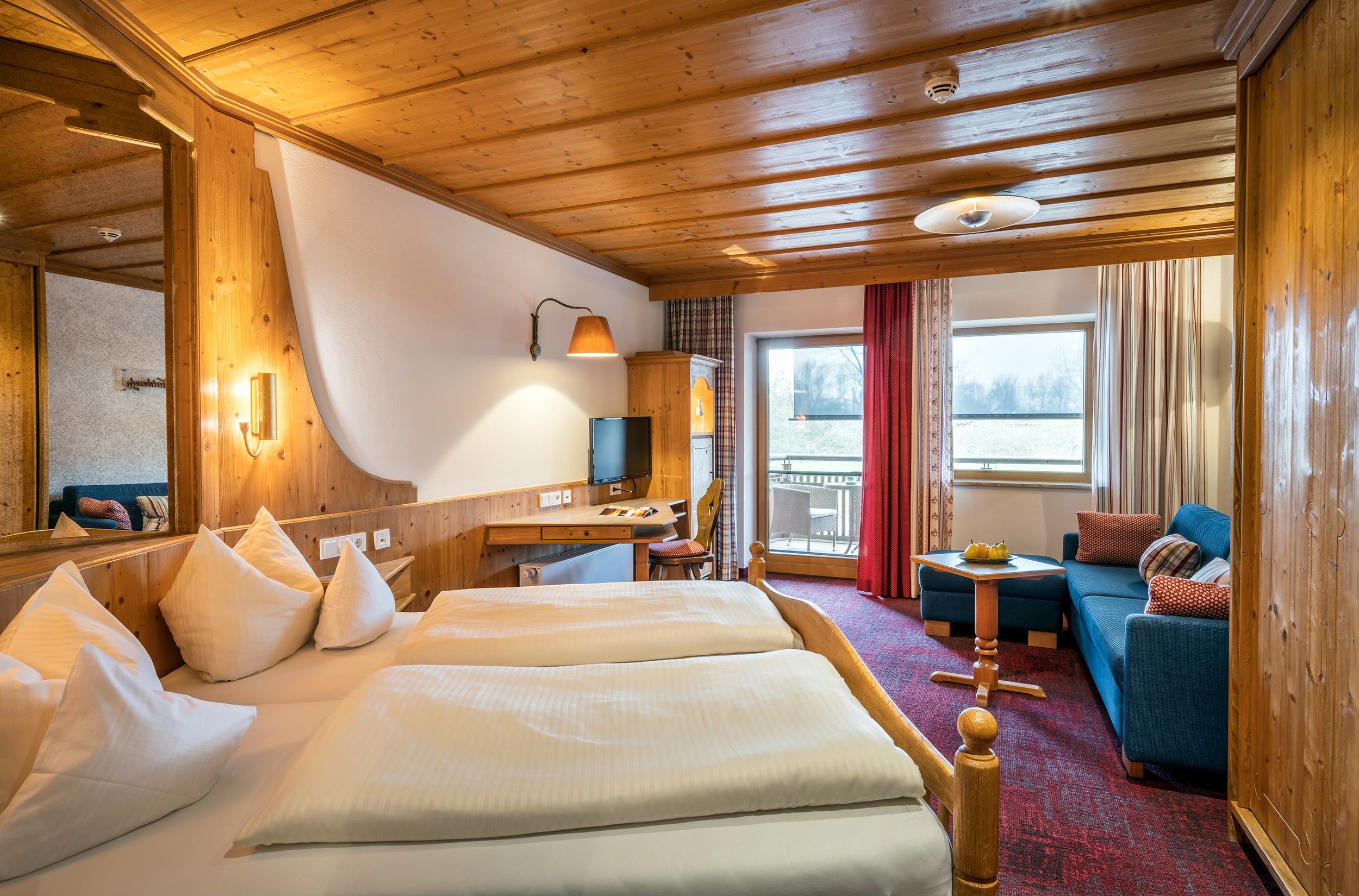 Wellnesshotel: Wohnbereich Doppelzimmer TennenGlück - Hotel am Haslinger Hof - Zimmer | Suiten