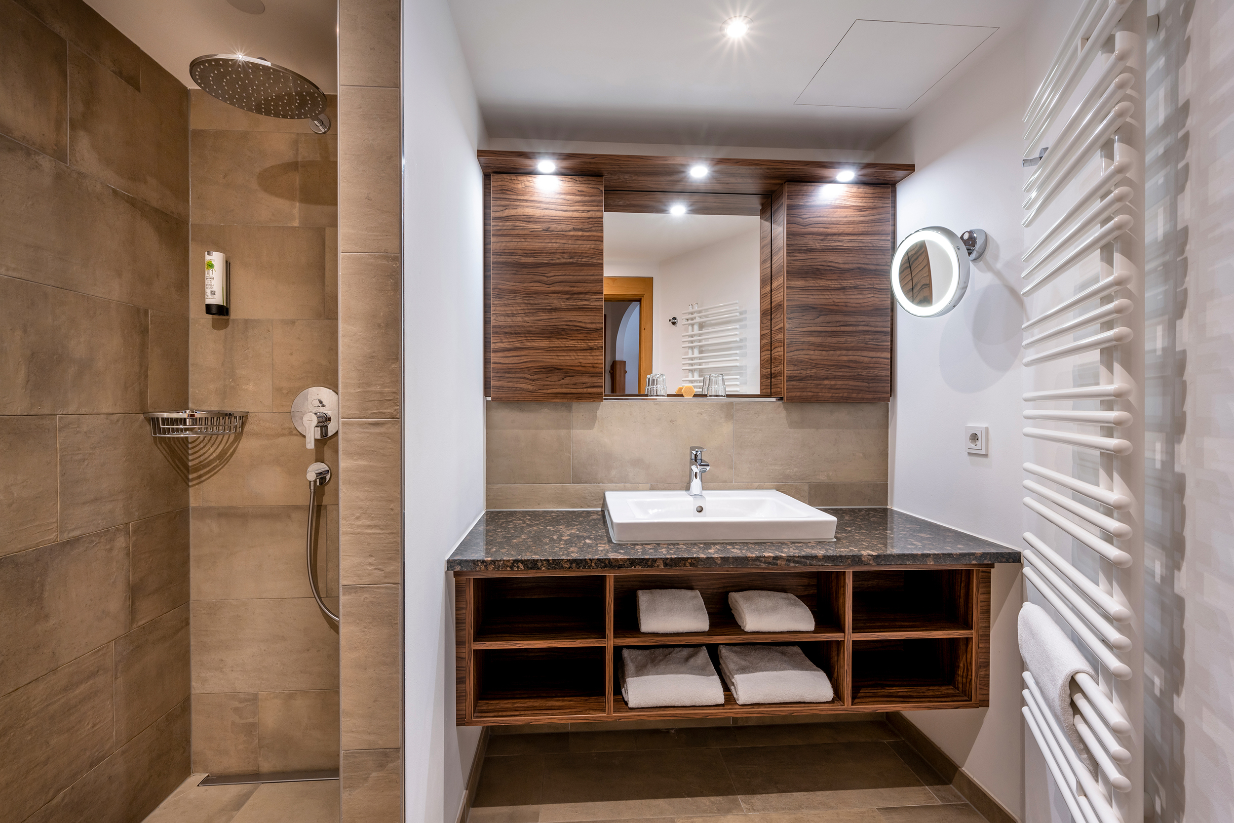 Wellnesshotel: BadeZimmer Doppelzimmer TennenGlück - Hotel am Haslinger Hof - Zimmer | Suiten