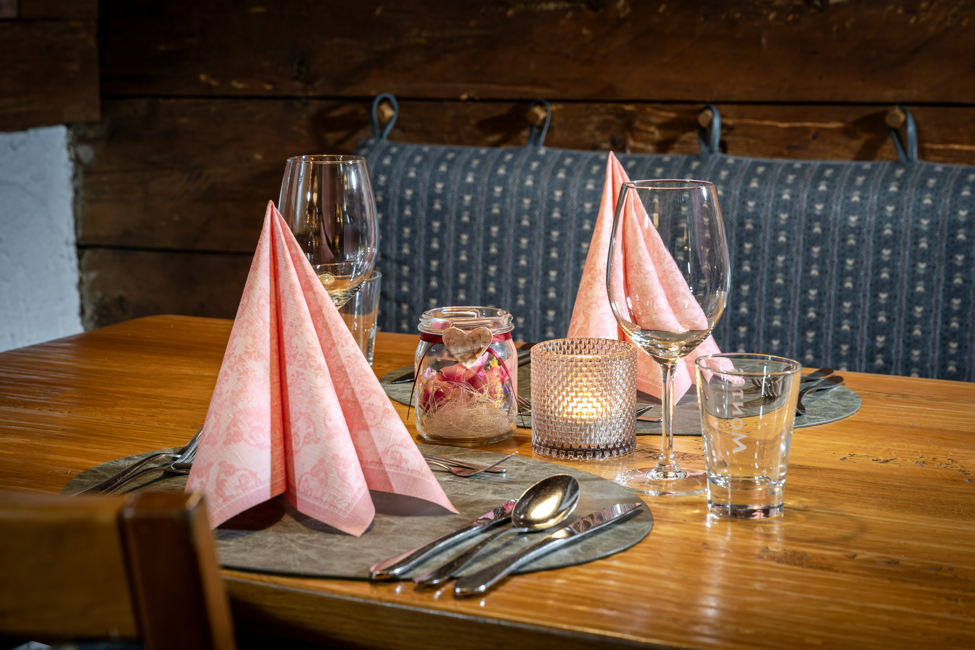 Wellnesshotel: Gedeckter Tisch im HofRestaurant  - Hotel am Haslinger Hof - Kulinarik | Restaurant