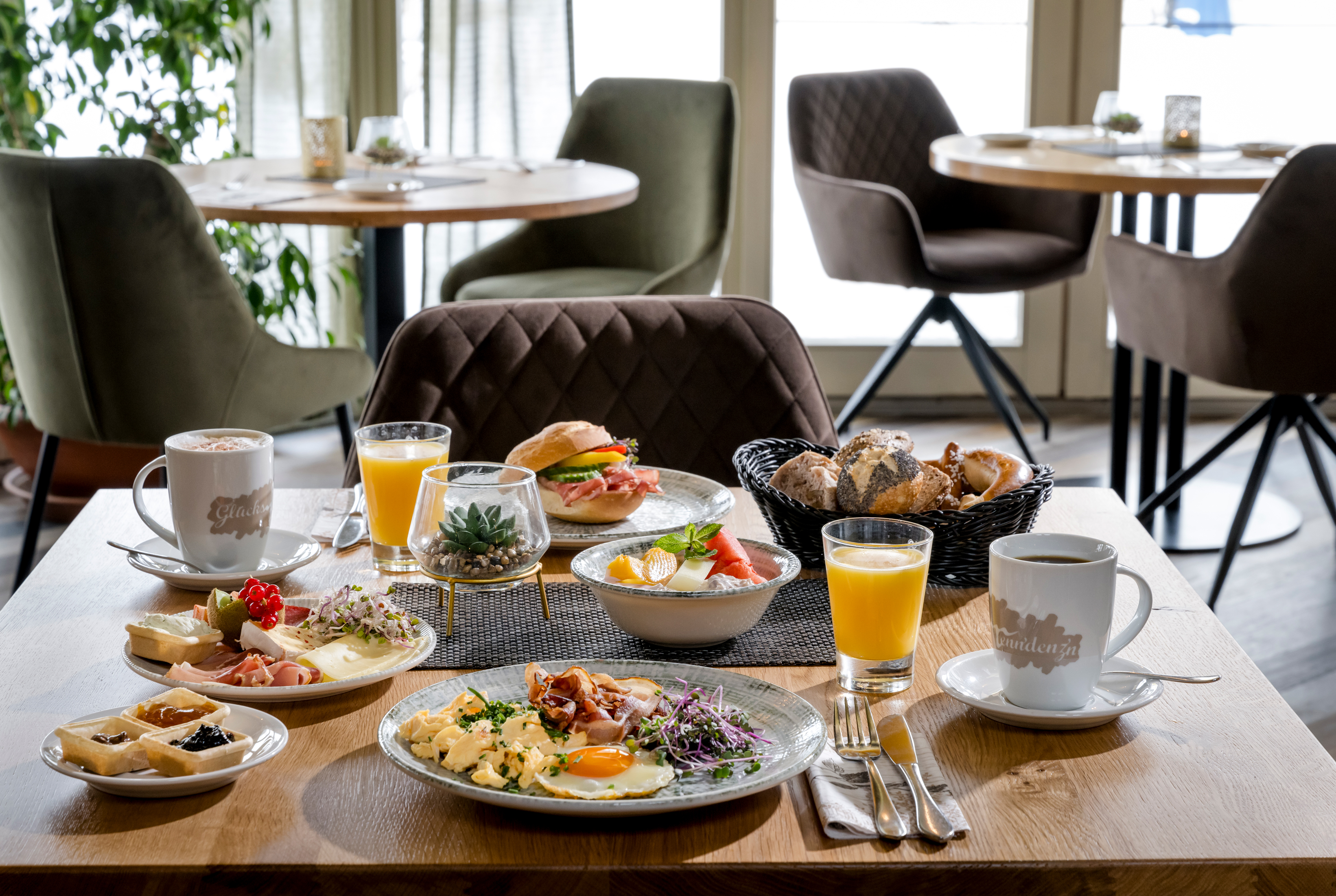 Wellnesshotel: Üppig bestückter Frühstückstisch am Haslinger Hof - Hotel am Haslinger Hof - Kulinarik | Restaurant