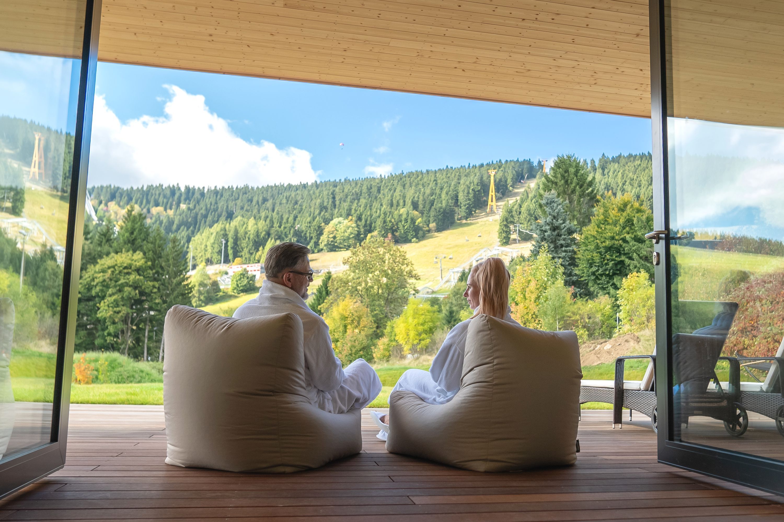 Wellnesshotel: Paar auf Liegen auf der Pool-Terrasse - Best Western Ahorn Hotel Oberwiesenthal - Adults Only
