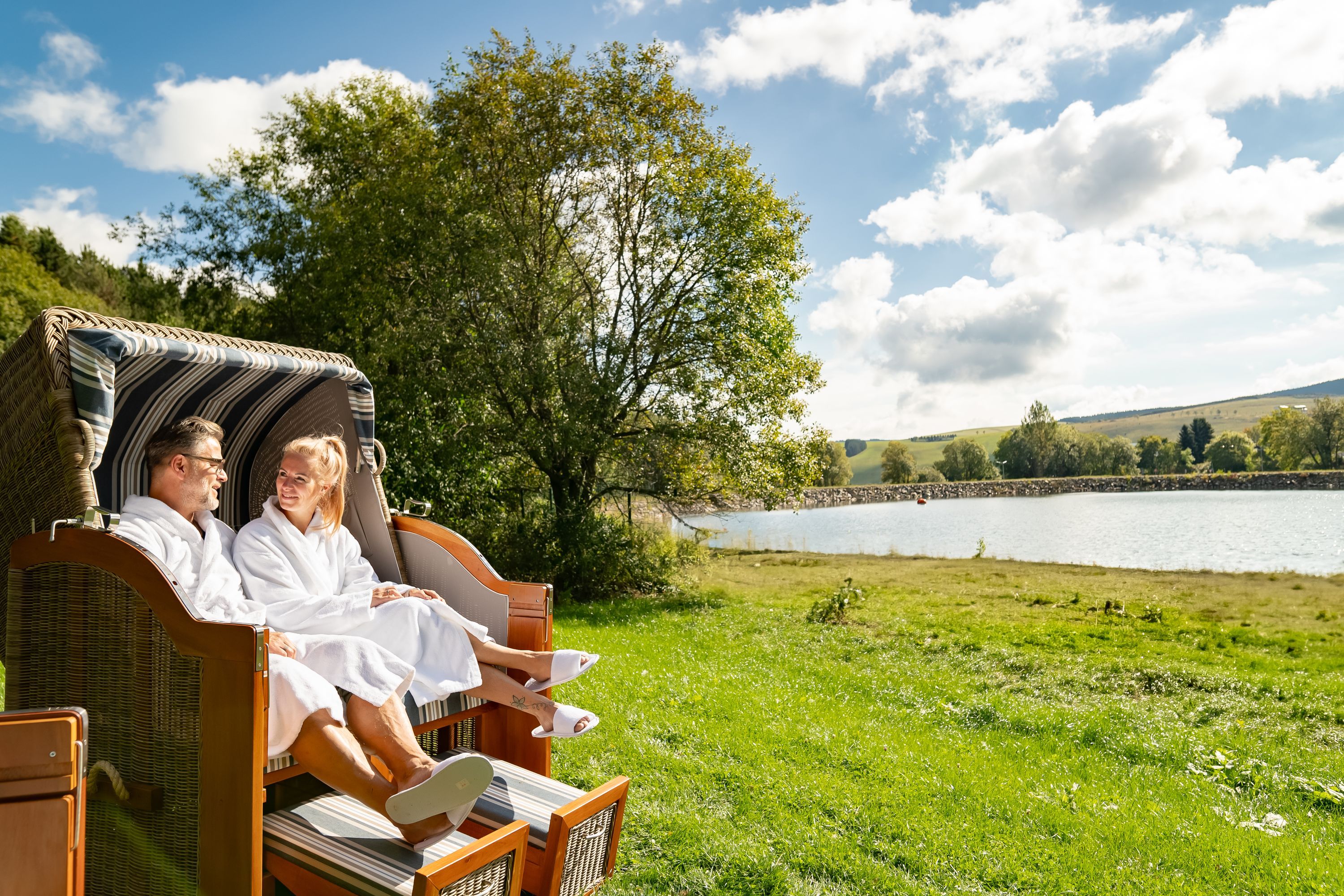 Wellnesshotel: Paar im Strandkorb am See - Best Western Ahorn Hotel Oberwiesenthal - Adults Only