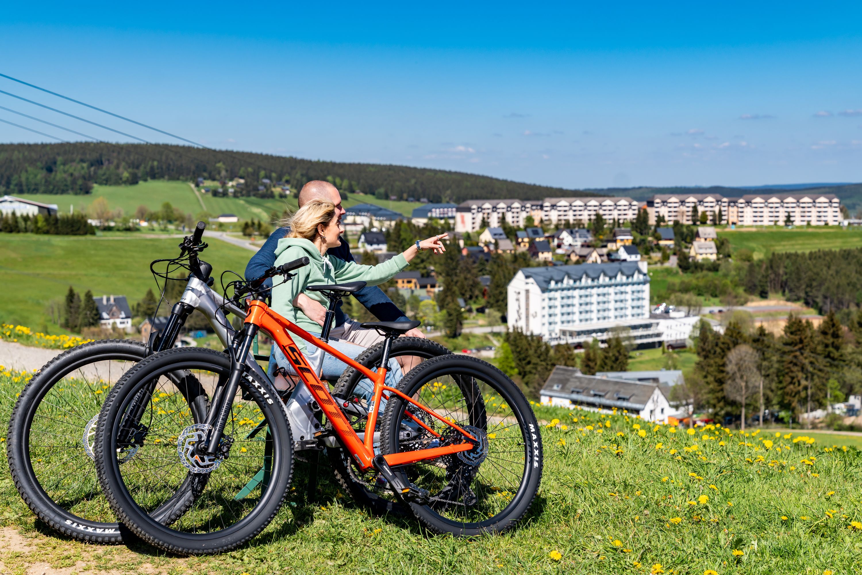 Wellnesshotel: Paar mit Rad auf dem Fichtelberg - Best Western Ahorn Hotel Oberwiesenthal - Adults Only