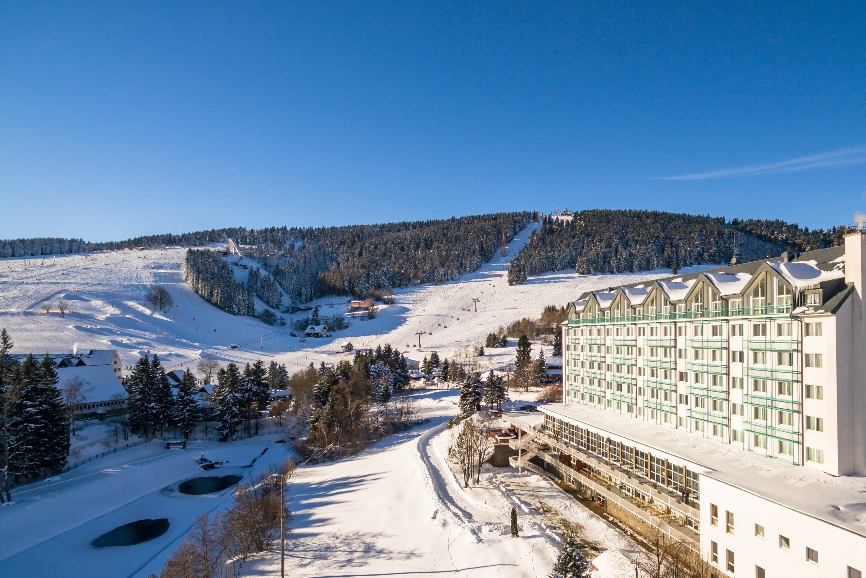 Wellnesshotel: Außenansicht im Winter - Best Western Ahorn Hotel Oberwiesenthal - Adults Only