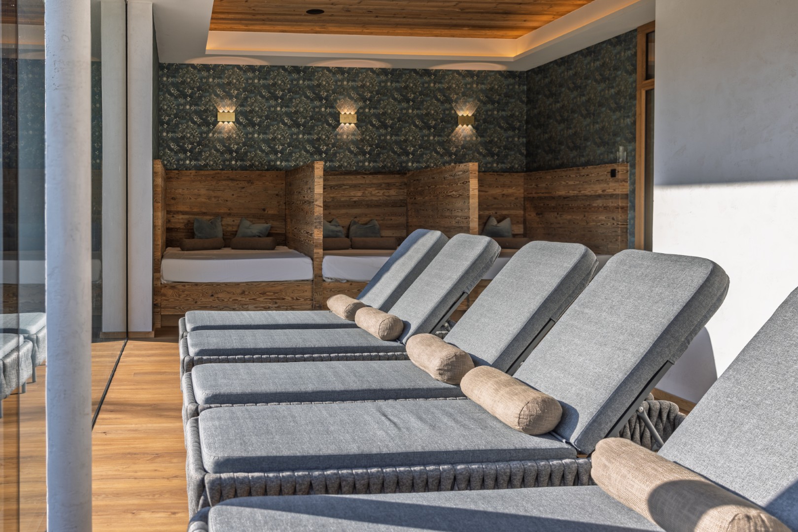 Wellnesshotel: Zeit zum Durchatmen: Bequeme Relaxliegen und viel Tageslicht machen den Ruheraum im Acherl zum gemütlichen Rückzugsort nach der Sauna. - Boutiquehotel Acherl