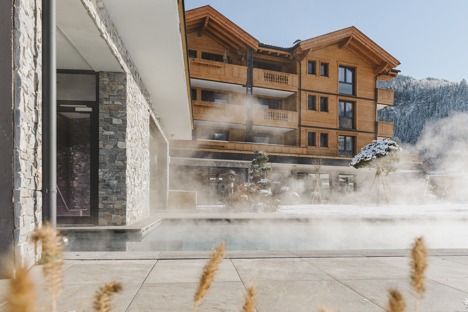 Wellnesshotel: Warmer Pool, klare Winterluft: Aufsteigender Dampf über dem beheizten Außenpool sorgt für besondere Wellnessmomente am Acherl. - Boutiquehotel Acherl