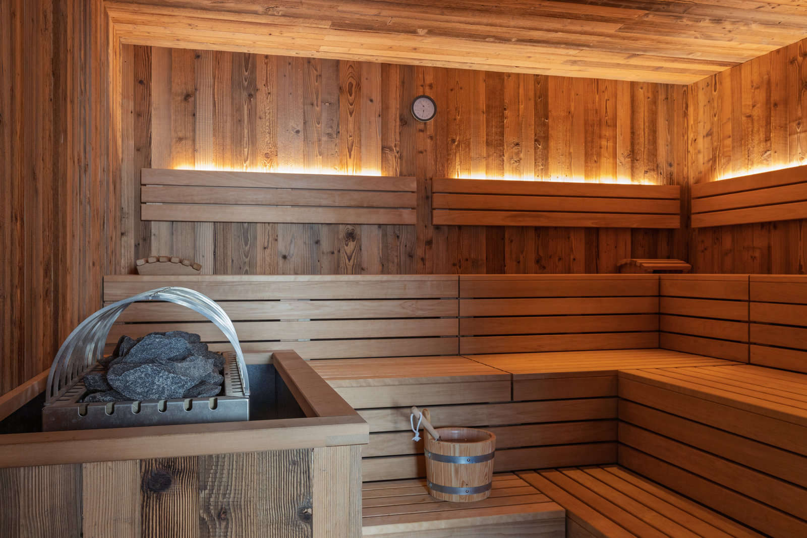 Wellnesshotel: Wohltuende Wärme im Acherl: Die holzverkleidete Sauna mit großzügigen Sitz- und Liegebänken lädt zum Abschalten ein. - Boutiquehotel Acherl