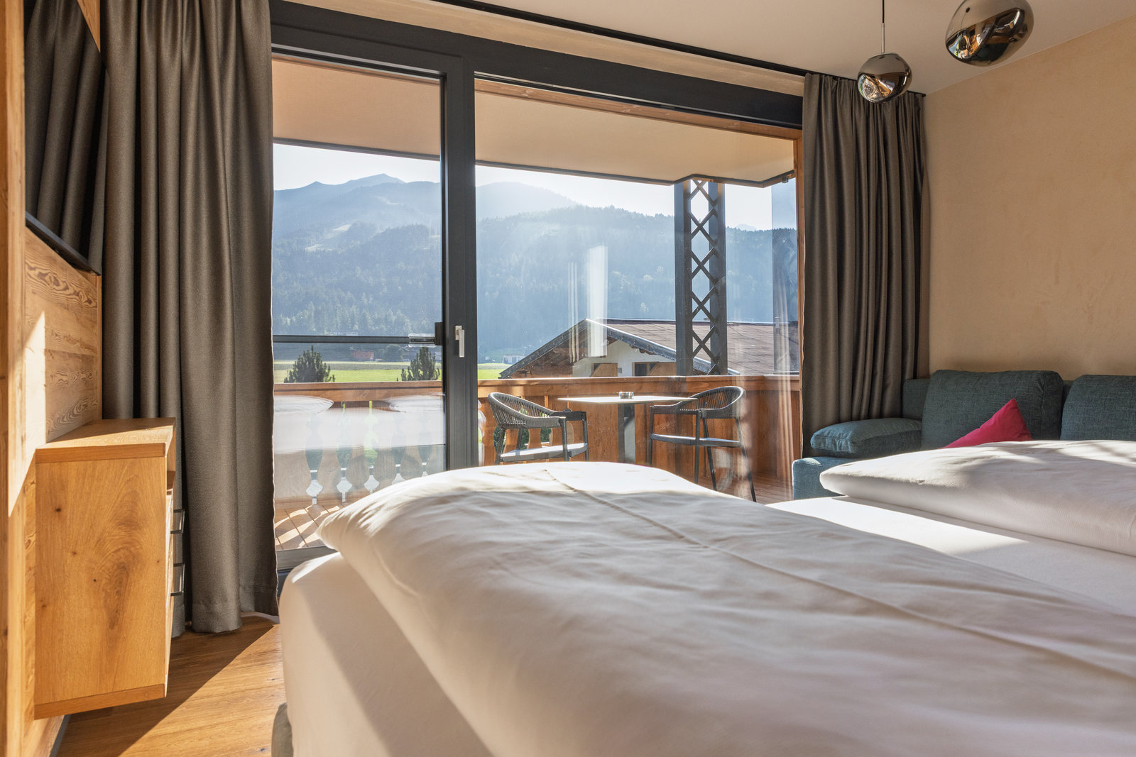 Wellnesshotel: Gemütlich wohnen im Acherl: Helles Doppelzimmer mit Sitzecke und Zugang zum Balkon – euer Rückzugsort nach einem erlebnisreichen Urlaubstag. - Boutiquehotel Acherl
