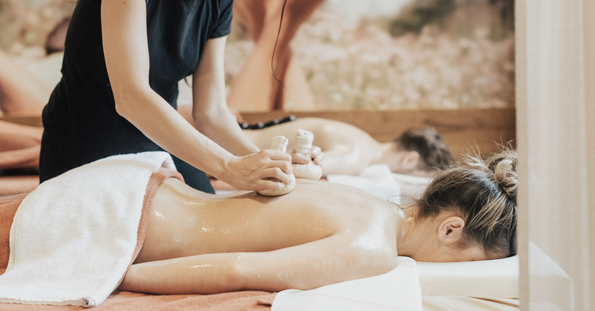 Das Rübezahl Romantic Hideaway & Boutique Spa Massagen im Detail Kräuterstempel Massage