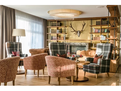 Wellnessurlaub - Finnische Sauna - Reith bei Seefeld - Lobbybereich und Bibliotek - Das Rübezahl Romantic Hideaway & Boutique Spa