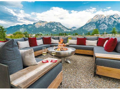 Wellnessurlaub - Finnische Sauna - Reith bei Seefeld - Feuerstelle mit Schlossblick  - Das Rübezahl Romantic Hideaway & Boutique Spa