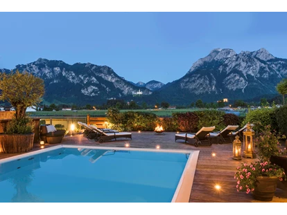 Wellnessurlaub - Finnische Sauna - Reith bei Seefeld - Ganzjährig beheizter Außenpool mit Blick auf Schloss Neuschwanstein und die Alpen - Das Rübezahl Romantic Hideaway & Boutique Spa