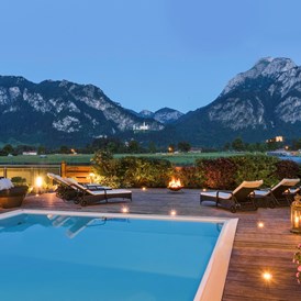 Wellnesshotel: Pool mit Blick auf Schloss Neuschwanstein und die Alpen - Hotel Das Rübezahl