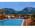 Wellnesshotel: Pool mit Blick auf Schloss Neuschwanstein und die Alpen - Hotel Das Rübezahl