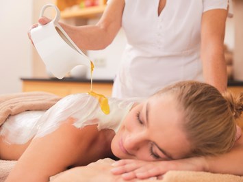 Hanusel Hof Massagen im Detail Peelingmassage & Quark-Honig-Packung