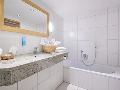 Wellnessurlaub - Fontanella - Himmelbett-Suite Badewanne und mit Dusche - Hanusel Hof