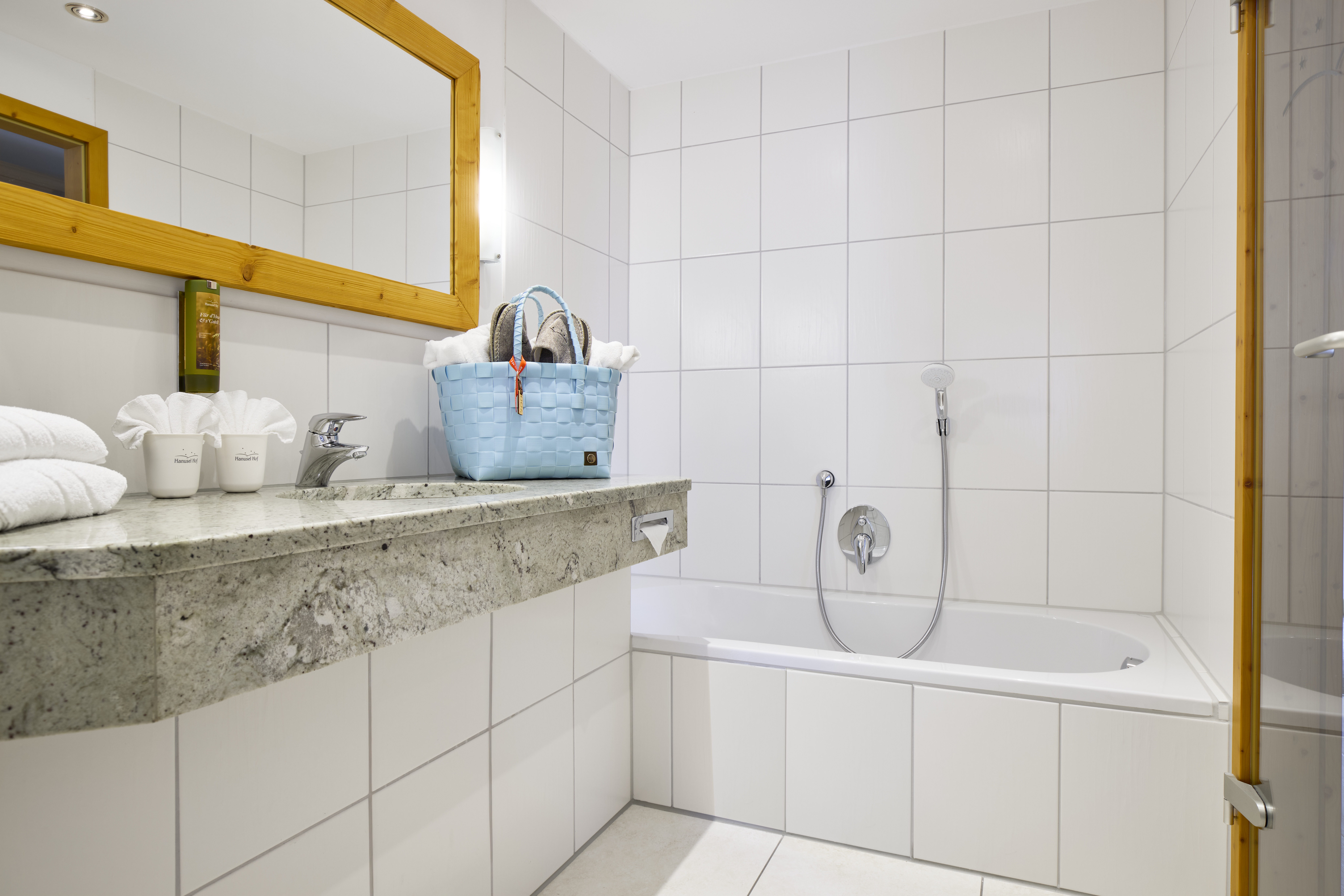 Wellnesshotel: Bad mit Badwanne und Dusche in der Himmelbett-Suite - Hanusel Hof