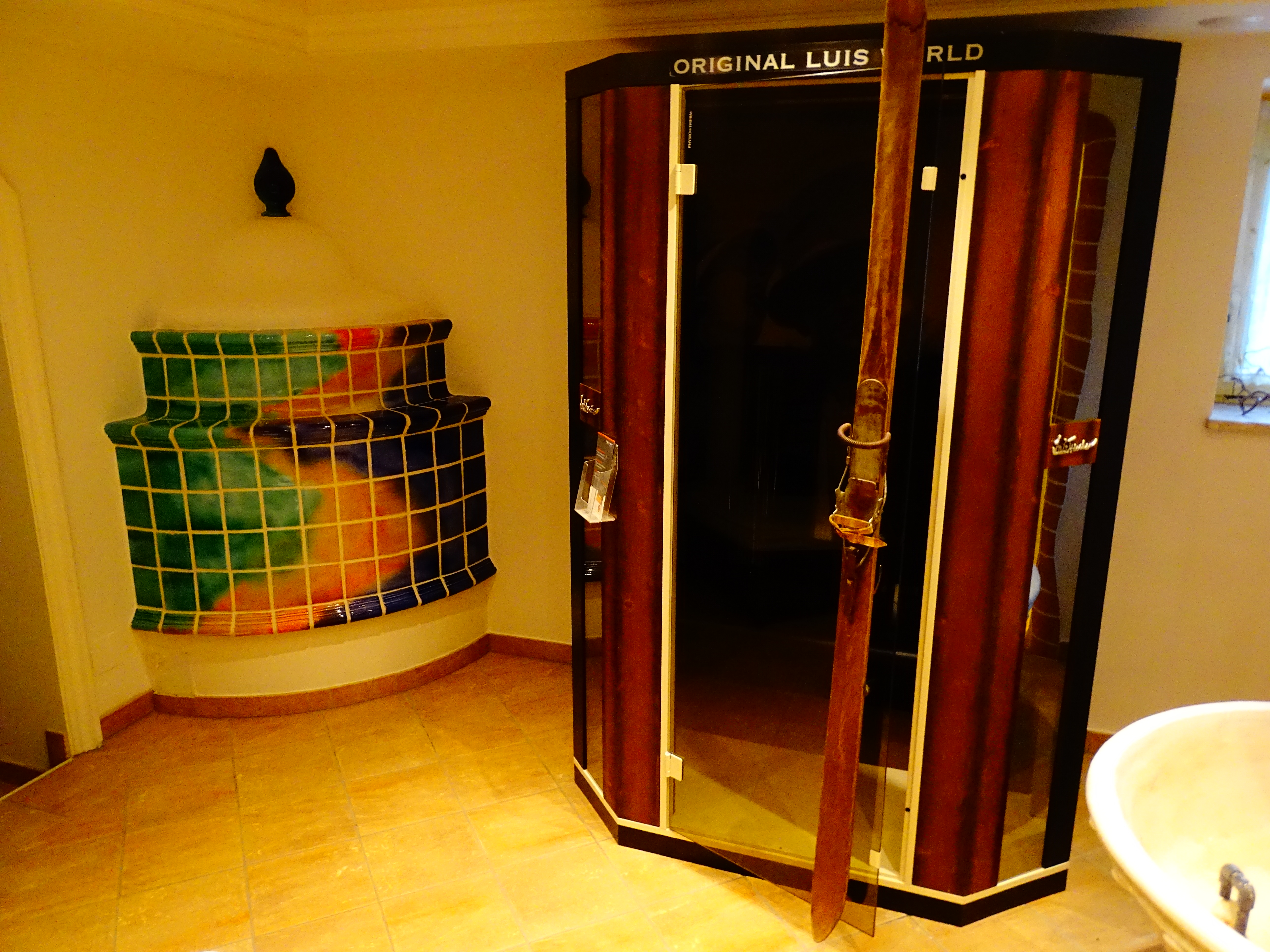 Hotel DER HECHL Saunen und Bäder im Detail Infrarotkabine designed von Luis Trenker