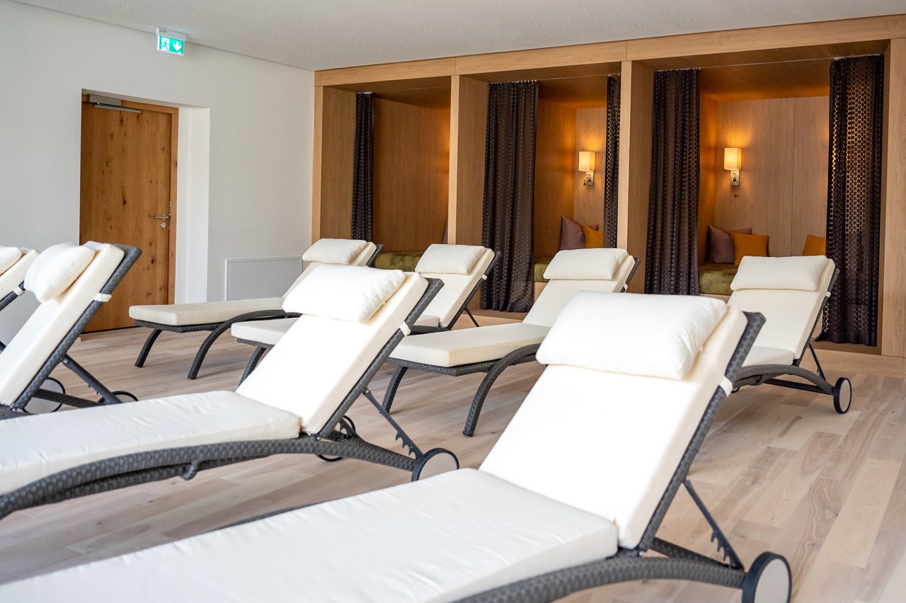 Hotel DER HECHL Saunen und Bäder im Detail Ruheraum Garten mit Liegenischen