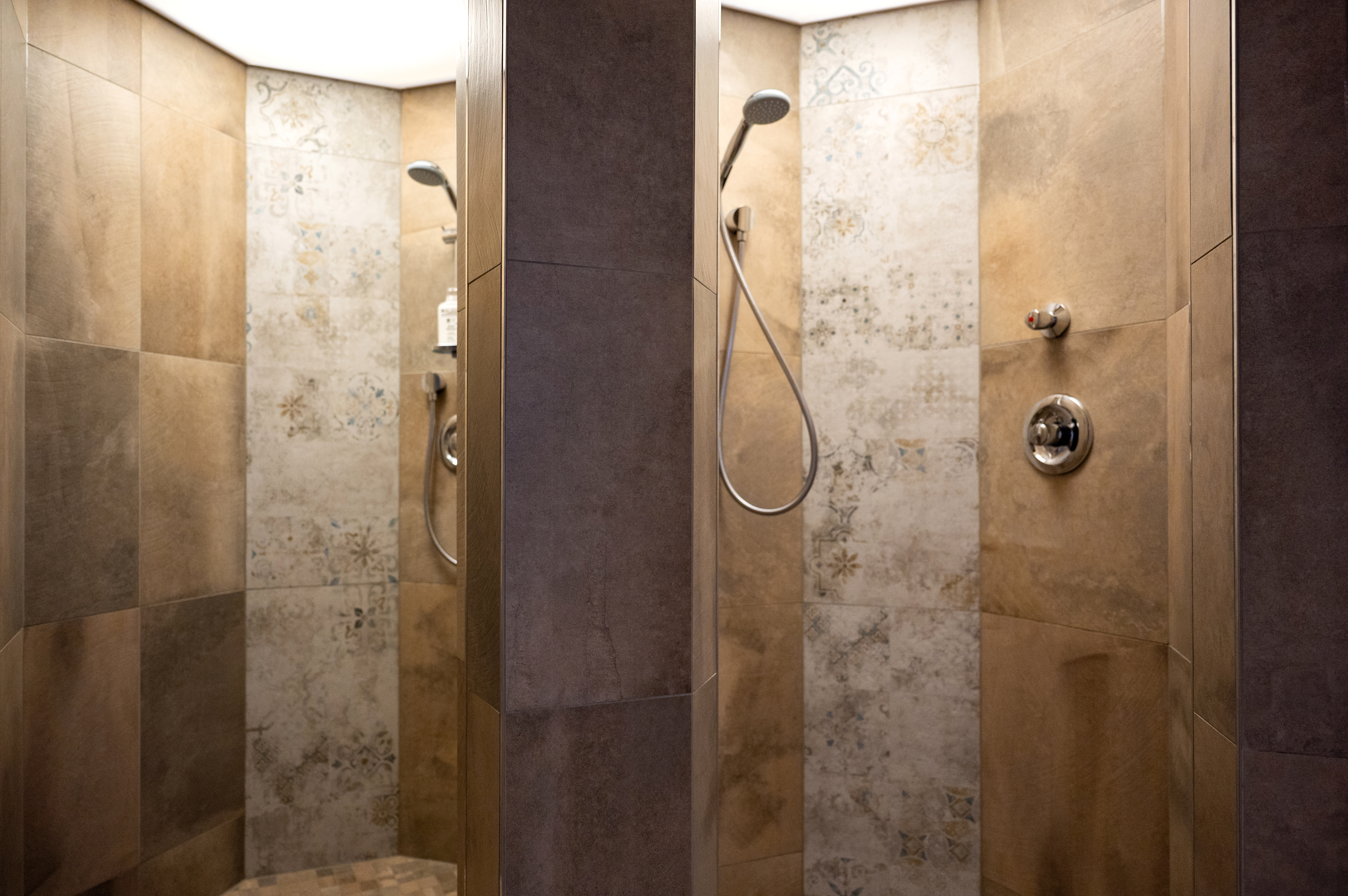 Wellnesshotel: Duschen im Spa-Bereich - Hotel DER HECHL