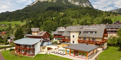 Wellnessurlaub - Hunde: auf Anfrage - Schöder - DER PERFEKTE URLAUB
Inspirierender Aktivurlaub und behagliche Entspannungsmomente – „DER HECHL“ ermöglicht Ihnen den perfekten Urlaub. 
Unser familiär geführter Betrieb hat sich durch den Standort mitten in den malerischen Bergen des Ausseerland-Salzkammerguts in der Steiermark als perfekter Ausgangspunkt für Naturliebhaber, Sportler und Familien etabliert, und darauf sind wir besonders stolz. 
Sammeln Sie neue Kräfte und lassen Sie die Seele baumeln, ob in unseren neu gestalteten Zimmern oder im Grimming-SPA mit magischem Blick auf den Hausberg - DER GRIMMING. 
Unser Team erwartet Sie mit individueller Betreuung und herzlichem Service, ob im Restaurant oder bei Sonderwünschen. 
WIR LIEBEN WEITBLICK 
Weil wir individuelle und ganzheitliche Betreuung groß schreiben, nutzen Sie in unserem gesamten Haus und in allen Zimmern kostenloses WLAN. 
Auch unsere Parkplätze stehen für Sie gebührenfrei zur Verfügung. 
Außerdem verwöhnen wir Sie im kompletten Hotel mit belebendem Grander Wasser. 
Alle News, Angebote und Pauschalpakete finden Sie auf www.hotel-hechl.at
DESIGN & TRADITION 
Mit viel Liebe, edlen Materialien und harmonischen Farbkombinationen haben wir einen Großteil unserer Zimmer und das Kaminzimmer neu gestaltetet und freuen uns, Sie mit der Kombination aus trendigem Look und traditionellem Flair zu verwöhnen. 
Auch unsere Küche sorgt für besondere Gaumenmomente, denn wir kochen kreativ-traditionell: Klassische Rezepte aus der Region werden mit modernen Elementen kombiniert und auch Sonderwünsche wie Gluten-freie Kost oder vegane Spezialitäten sind jederzeit auf Anfrage verfügbar. 
Inspirierender Aktivurlaub und behagliche Entspannungsmomente – Ihr zweites Zuhause in der Tauplitz.
Wir freuen uns von Herzen darauf, Sie persönlich zu begrüßen. - Hotel DER HECHL