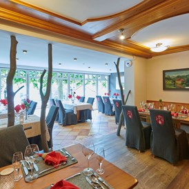 Wellnesshotel: Ein Blick ins Restaurant "Wintergarten" mit Blick auf die Lindenterrasse - Landhaus Sponsel-Regus