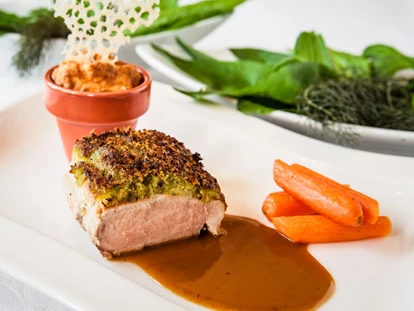 Wellnessurlaub - Pettstadt - Rosa gebratenes Schweinefilet unter der Meerrettichkruste mit Kartoffelsouffle und Karottenstiften - Landhaus Sponsel-Regus