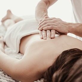 Wellnesshotel: Wohltuende Massagen & kosmetische Anwendungen warten auf euch. Lasst es euch gut gehen!  - Hotel St. Georg zum See