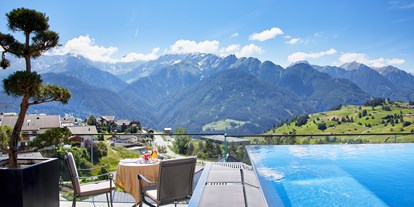 Wellnessurlaub - Pools: Infinity Pool - Infinity Pool mit Sonnenterrasse  - Hotel Tirol