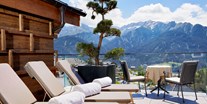 Wellnessurlaub - Pools: Infinity Pool - Sonnenterrasse mit Bergblick  - Hotel Tirol