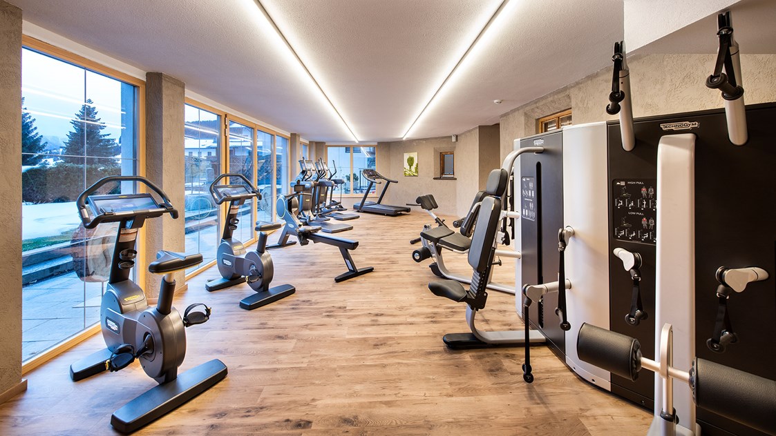 Wellnesshotel: Fitnessraum mit Panoramablick  - Hotel Tirol
